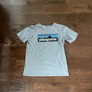 Patagonia grey t shirt size kids large/ fits like adult XS